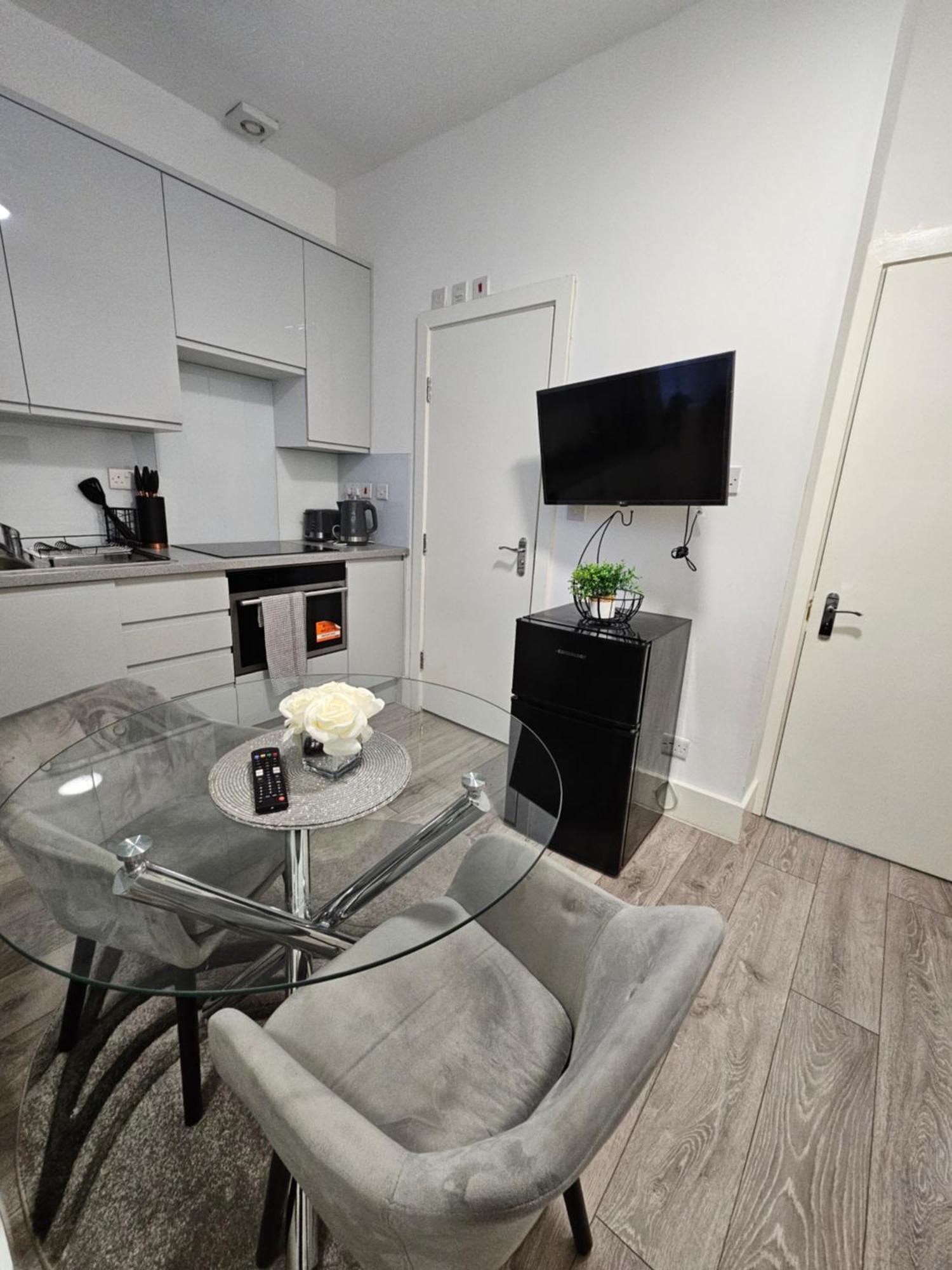Large Studio Apartment 30 Mins To Oxford Street London Bagian luar foto