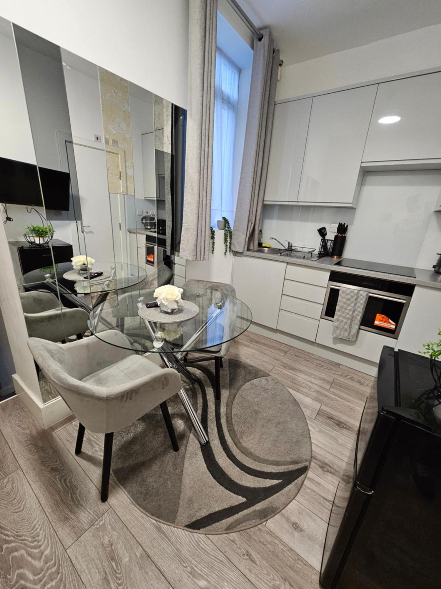 Large Studio Apartment 30 Mins To Oxford Street London Bagian luar foto